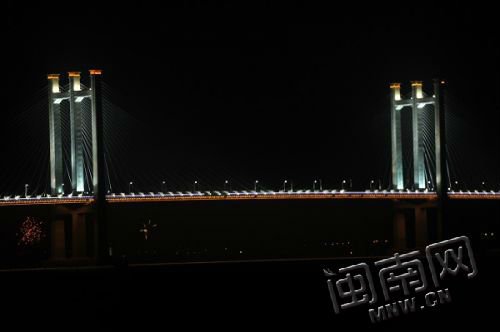 泉州跨海大橋首次亮燈。
