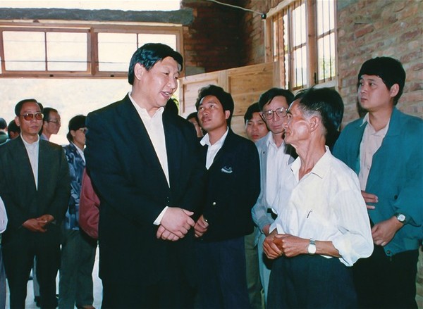 1994年5月，習(xí)近平總書(shū)記（時(shí)任福州市委書(shū)記）到福州市永泰縣城峰鎮(zhèn)太原村調(diào)研青梅李果生產(chǎn)。（資料圖片）