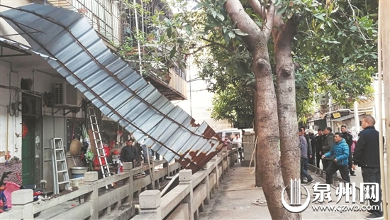 執(zhí)法人員對內(nèi)溝河兩側(cè)的違建進(jìn)行拆除