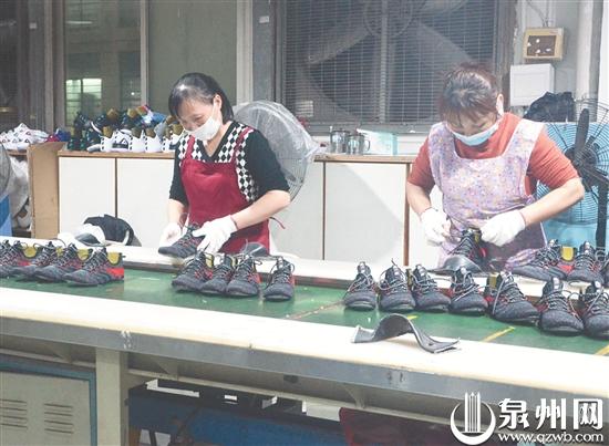 匹克車間內(nèi)，員工正加班加點生產(chǎn)鞋品。